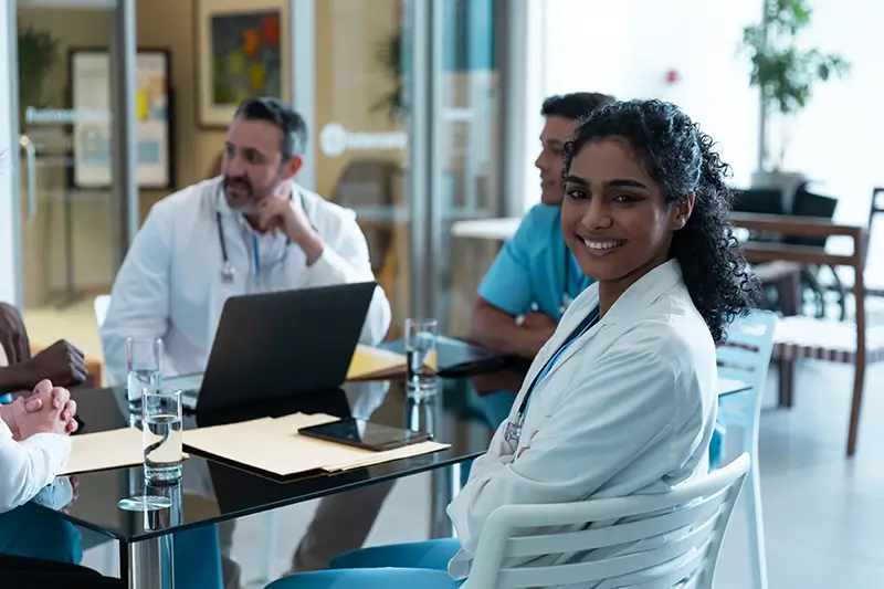 الخدمات التي يجب أن يقدمها مزود طبي معتمد للشركات